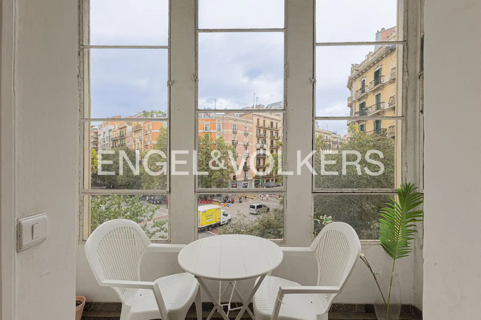 Vista exterior de Piso en venta en Eixample