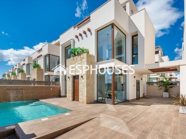 Villa avec balcon à vendre à Los Montesinos