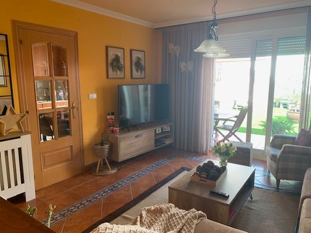 Sala d'estar de Casa adosada en venda en Sanxenxo amb Calefacció, Jardí privat i Parquet