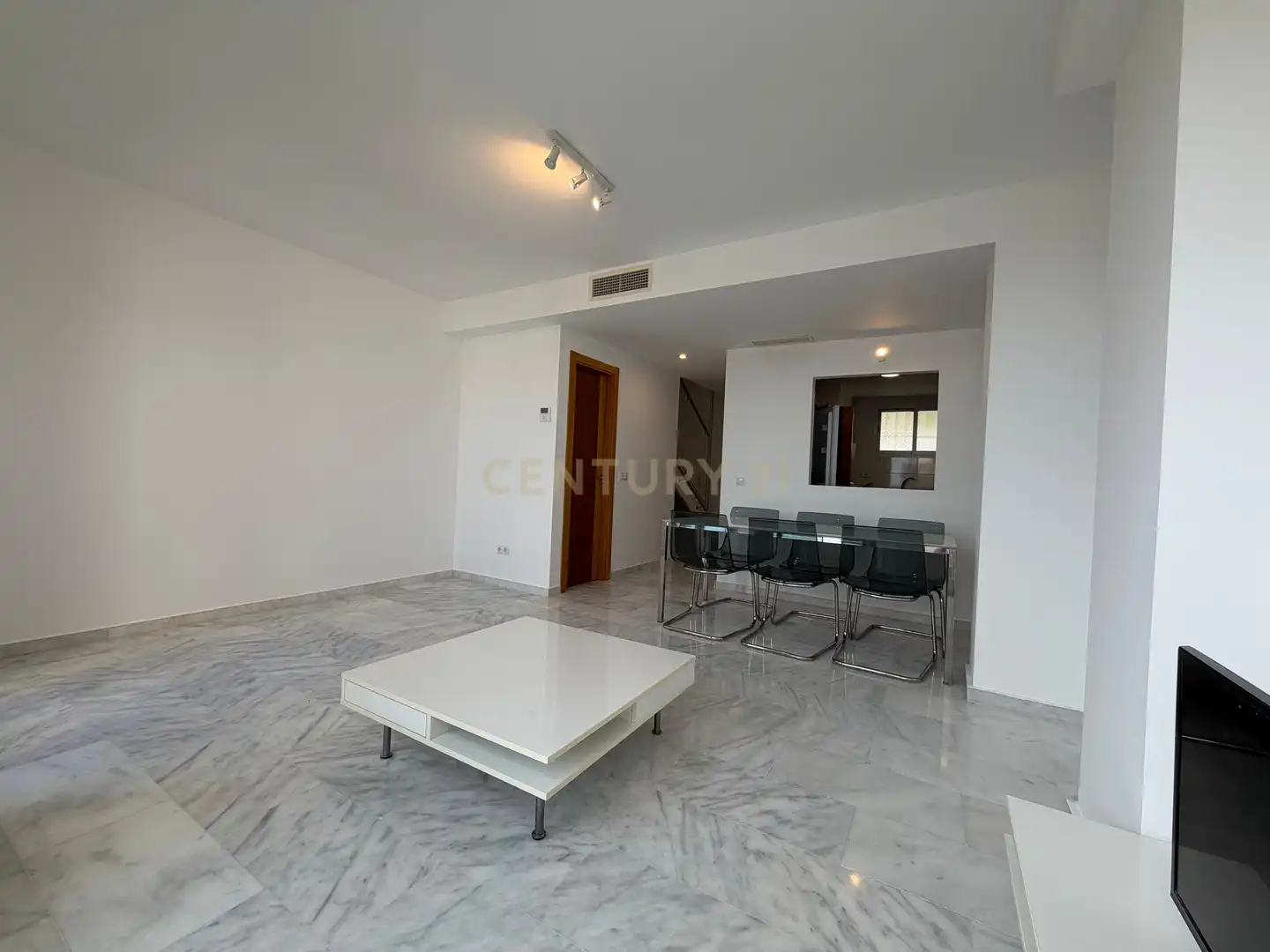 Sala d'estar de Apartament de lloguer en Mijas amb Aire condicionat, Jardí privat i Traster