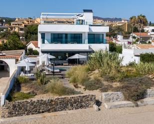 Vista exterior de Casa o xalet en venda en Marbella amb Aire condicionat, Terrassa i Piscina