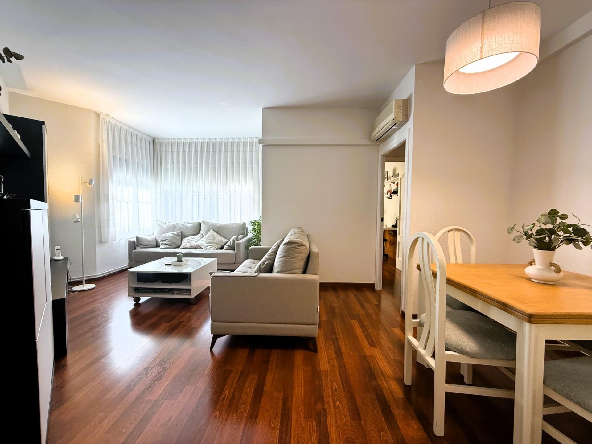 Living room of Flat for sale in Sabadell  with Air Conditioner, Heating and Parquet flooring