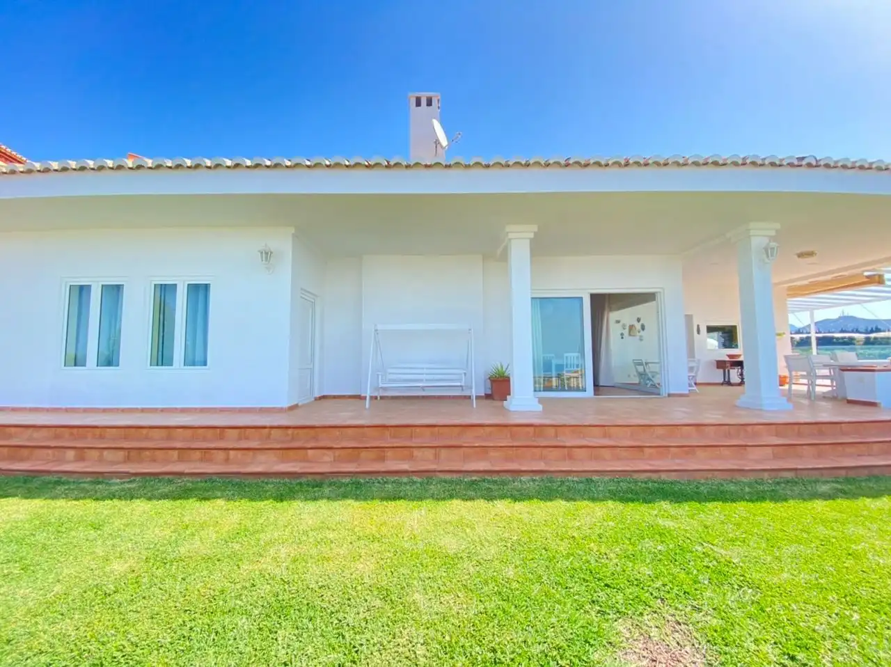 Vista exterior de Casa o xalet en venda en Torrox amb Aire condicionat, Jardí privat i Traster