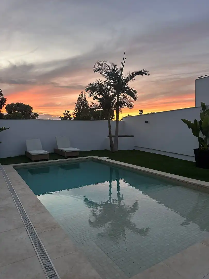 Piscina de Casa adosada en venda en Alhaurín de la Torre amb Aire condicionat, Jardí privat i Terrassa