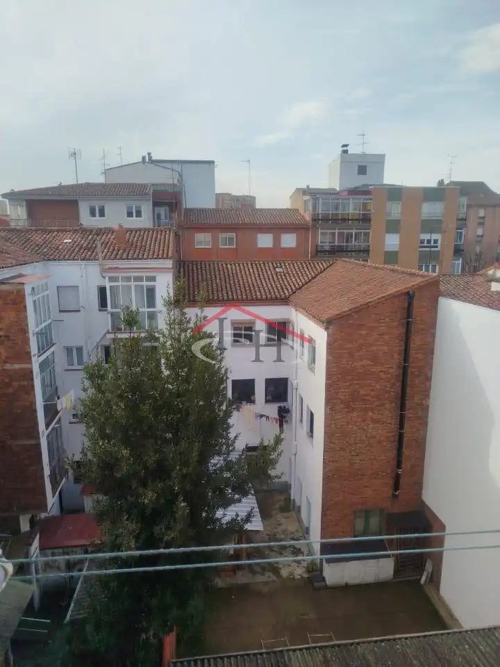 Vista exterior de Piso en venta en León Capital  con Calefacción, Terraza y Trastero