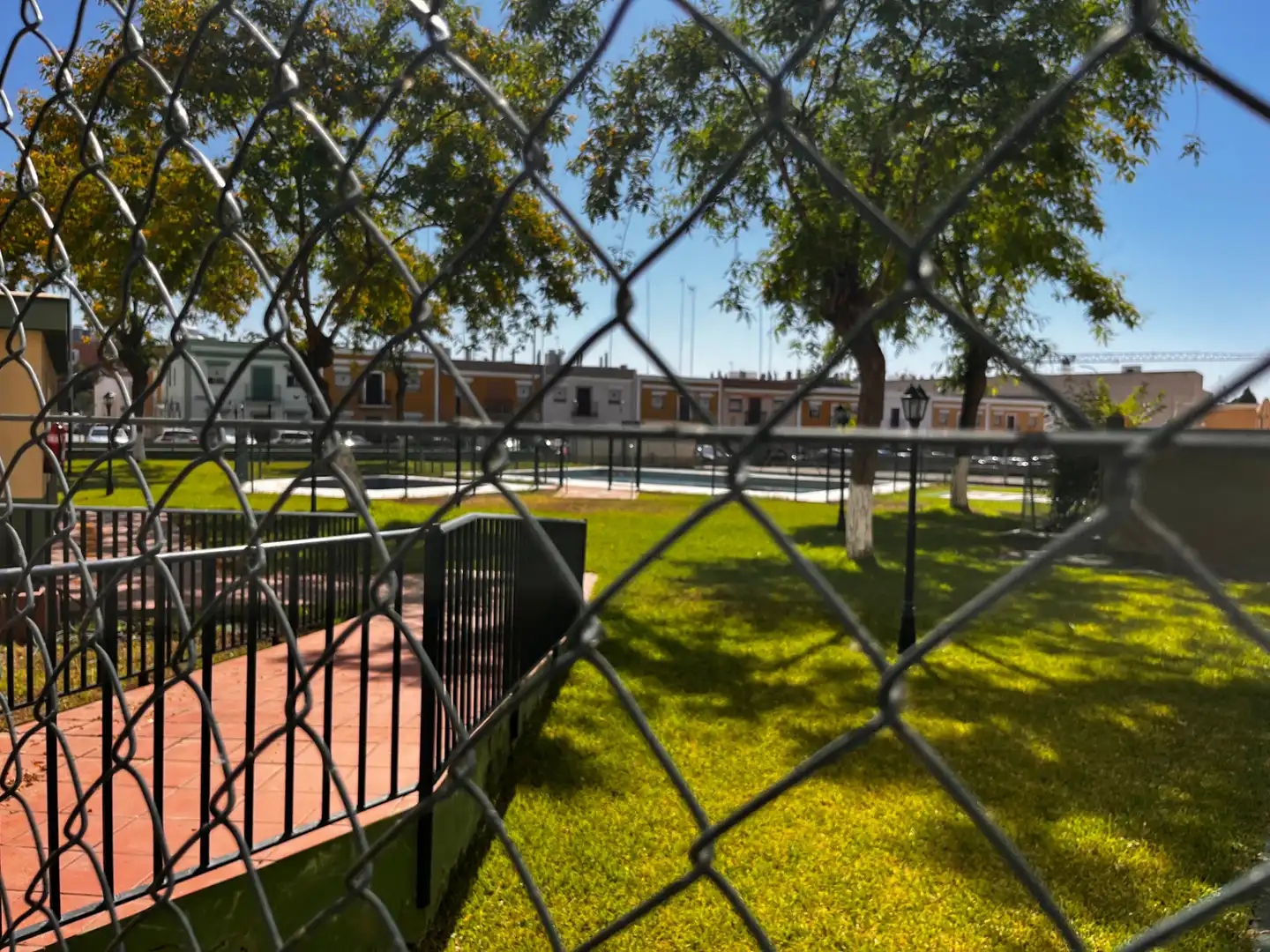 Vista exterior de Pis de lloguer en Dos Hermanas amb Aire condicionat, Piscina i Moblat