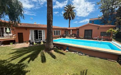 Vista exterior de Casa o xalet en venda en La Orotava amb Jardí privat, Terrassa i Piscina