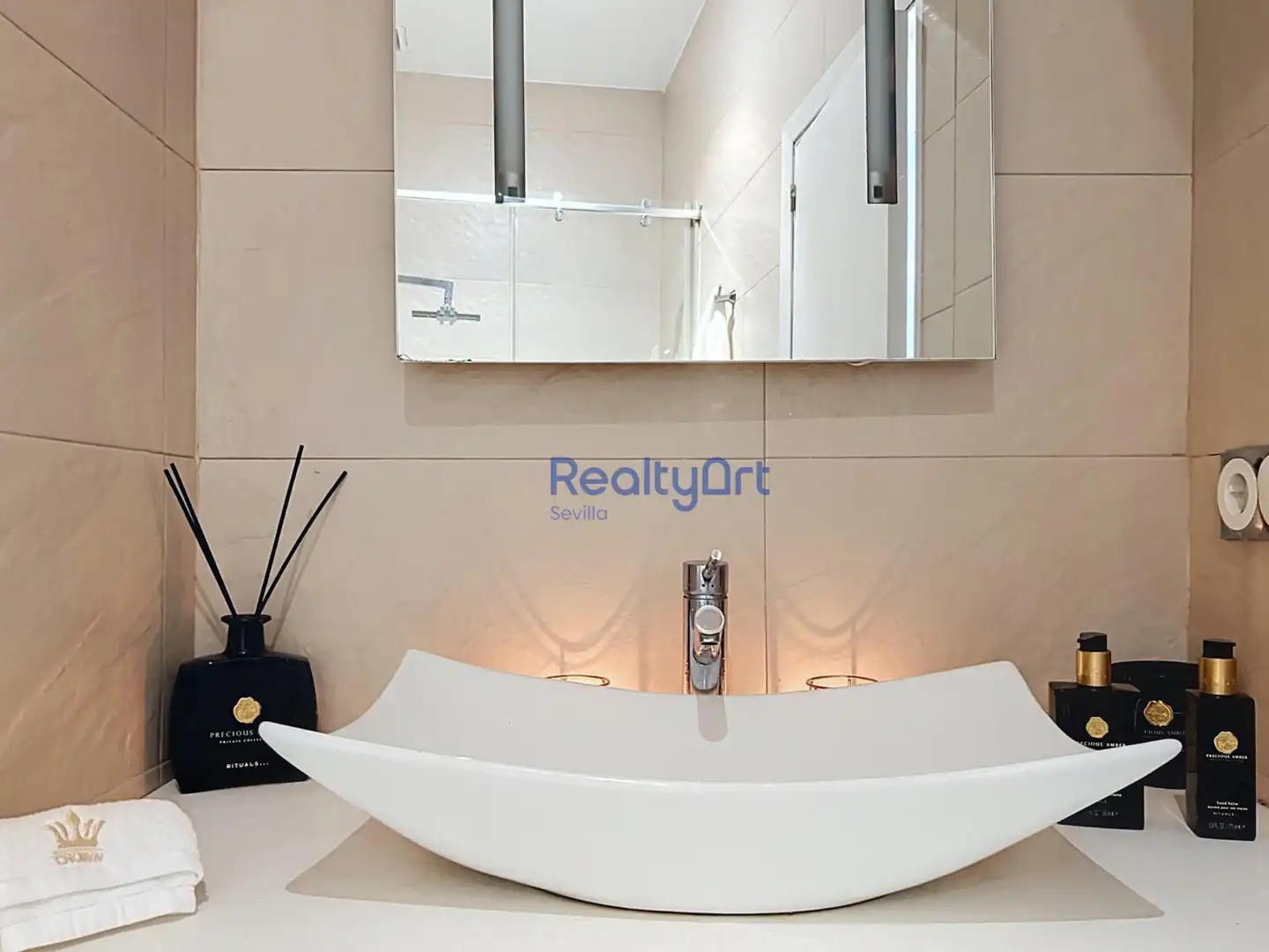 Bathroom of Attic for sale in Sevilla  with Air Conditioner, Terrace and Furnished