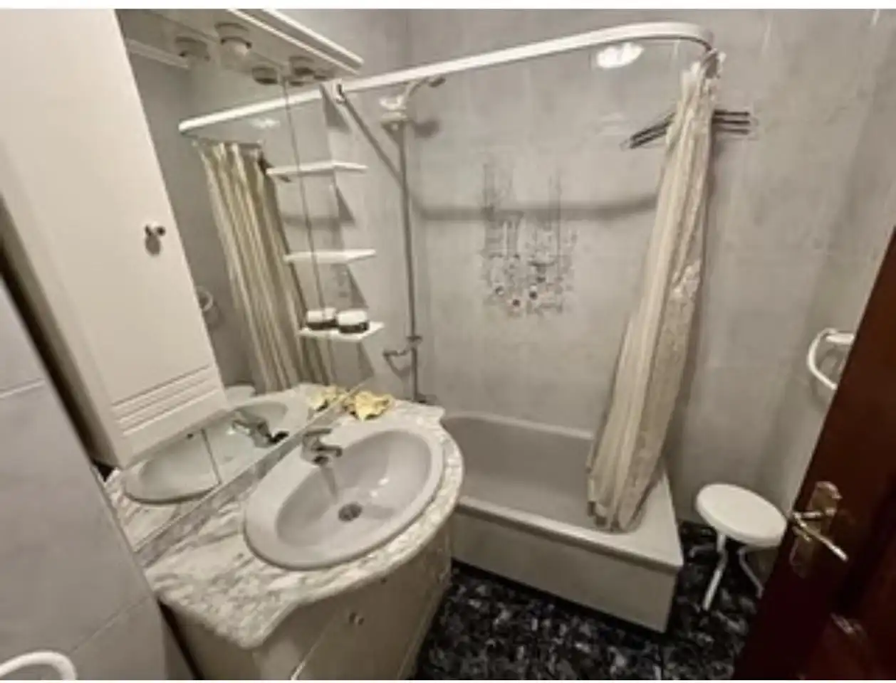 Bathroom of Flat for rent in Gijón   with Heating and Furnished