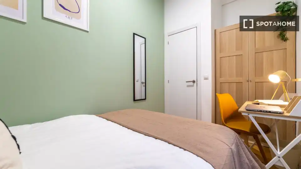 Bedroom of Flat for share in Madrid  with Air Conditioner, Terrace and Furnished