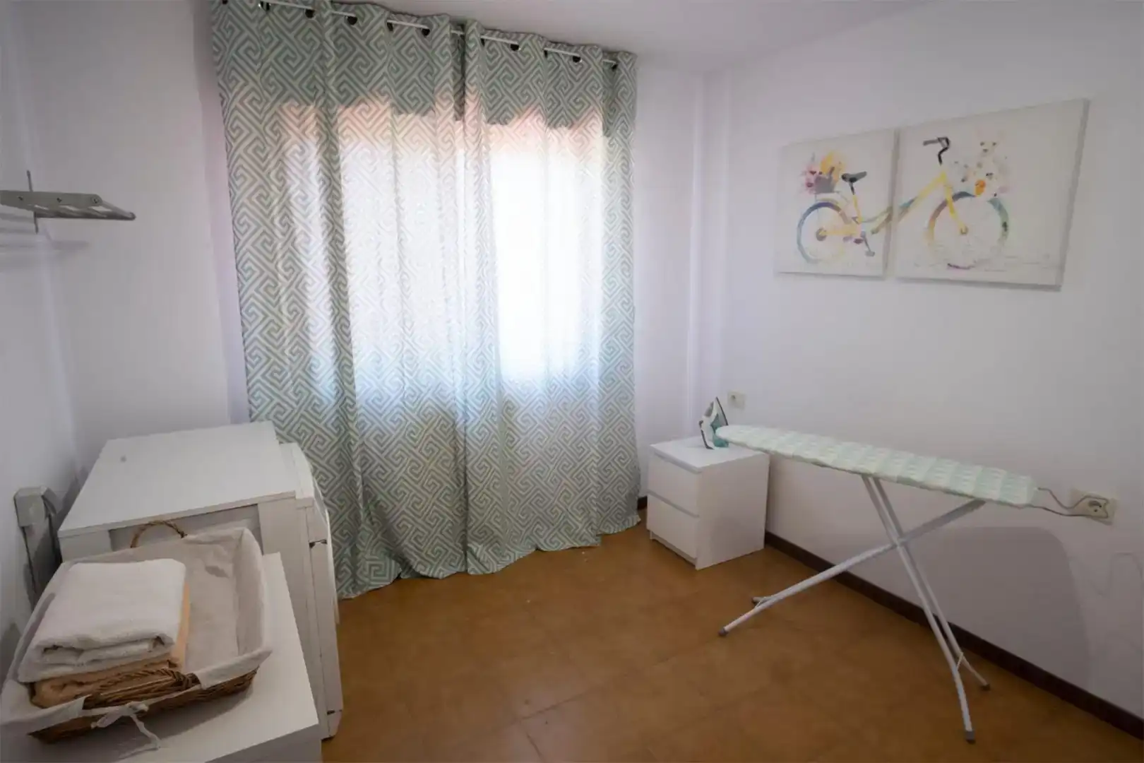 Dormitori de Casa o xalet en venda en Vigo  amb Jardí privat, Parquet i Moblat