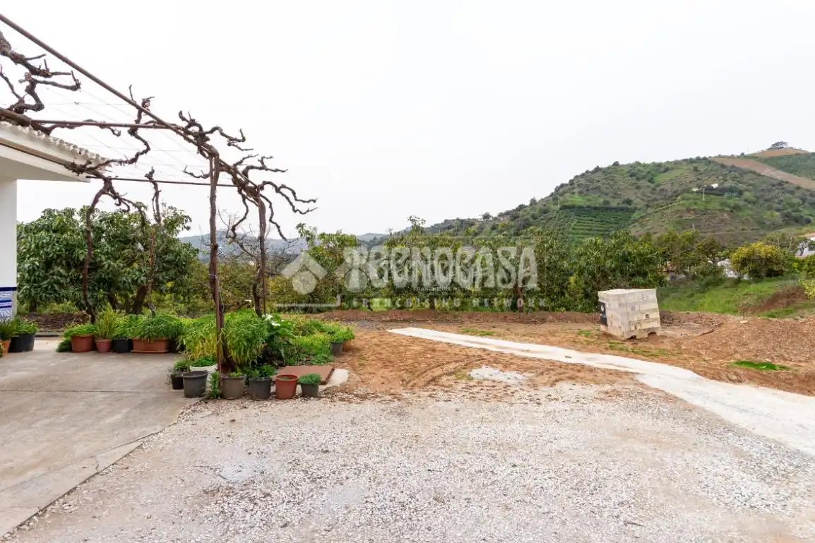 Casa rústica amb jardí en venda a Cútar, imagen 31
