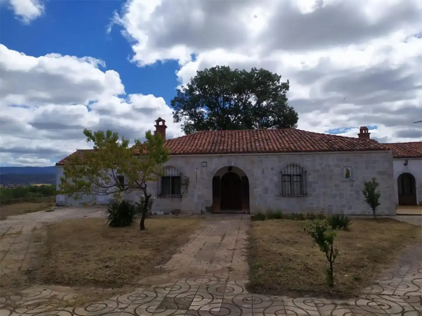 Vista exterior de Finca rústica en venda en Salas de los Infantes amb Jardí privat, Traster i Moblat