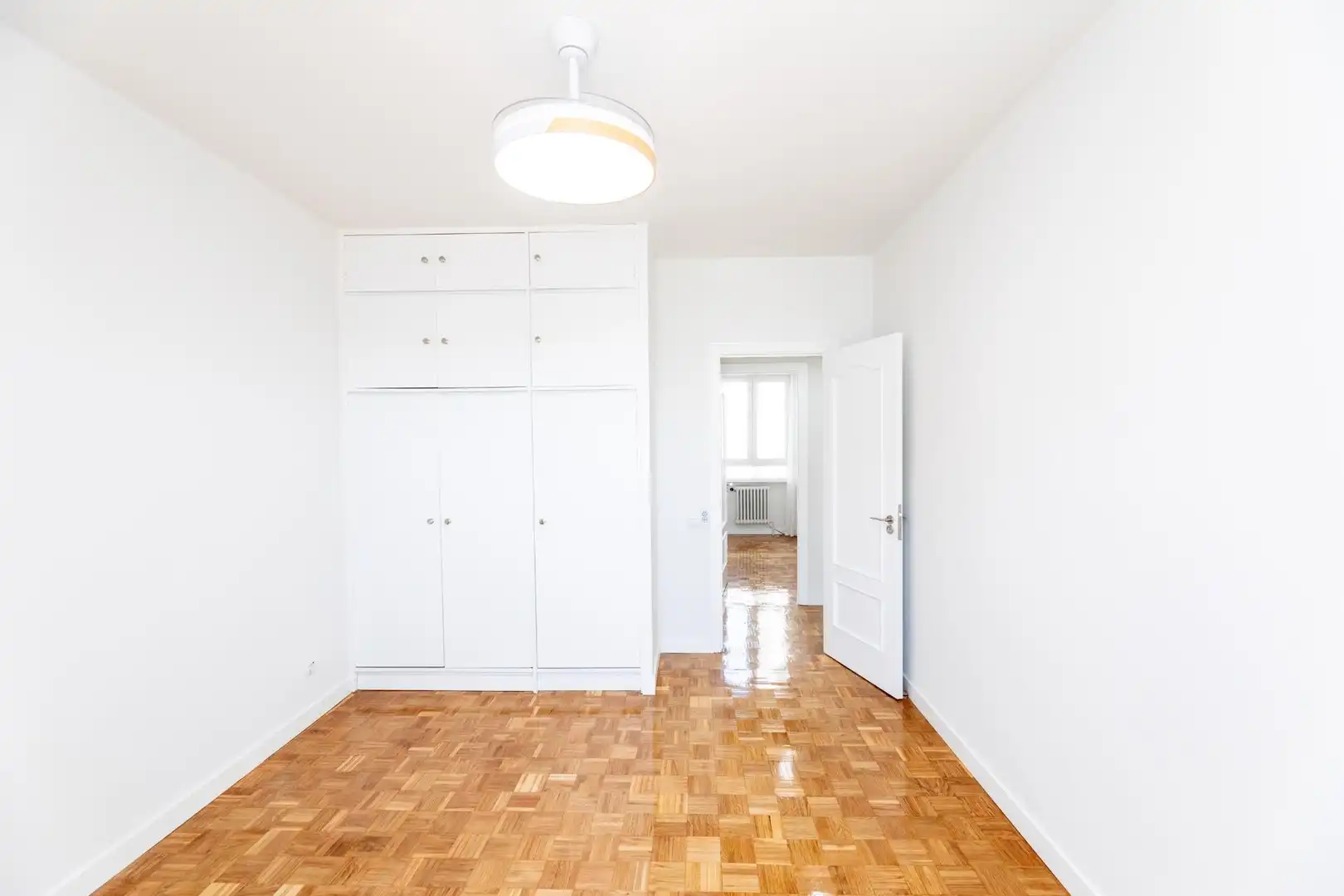 Schlafzimmer von Dachboden zur Miete in Madrid mit Klimaanlage, Heizung und Parkett