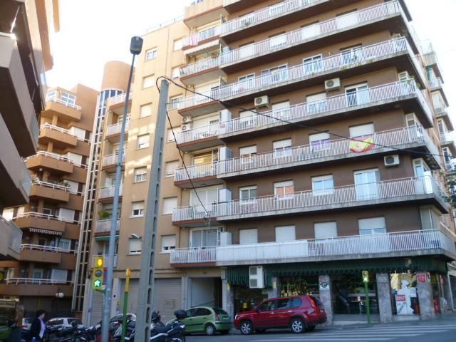 Vista exterior de Local en venda en Mataró