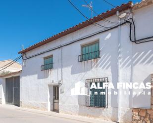 Vista exterior de Casa o xalet en venda en El Provencio   amb Jardí privat