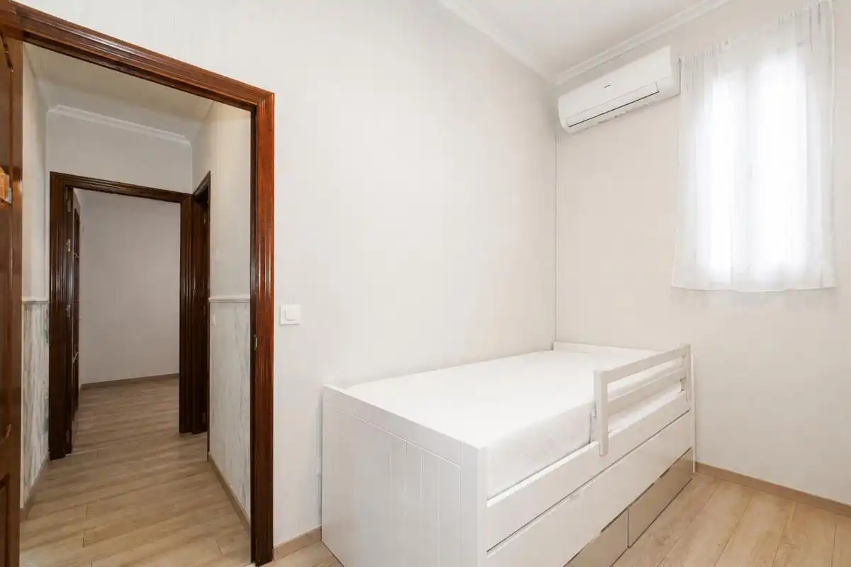 Bedroom of Flat for sale in Sevilla  with Air Conditioner and Heating