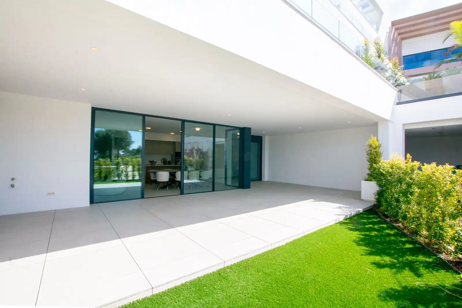 Vista exterior de Planta baixa en venda en Marbella amb Aire condicionat, Calefacció i Jardí privat
