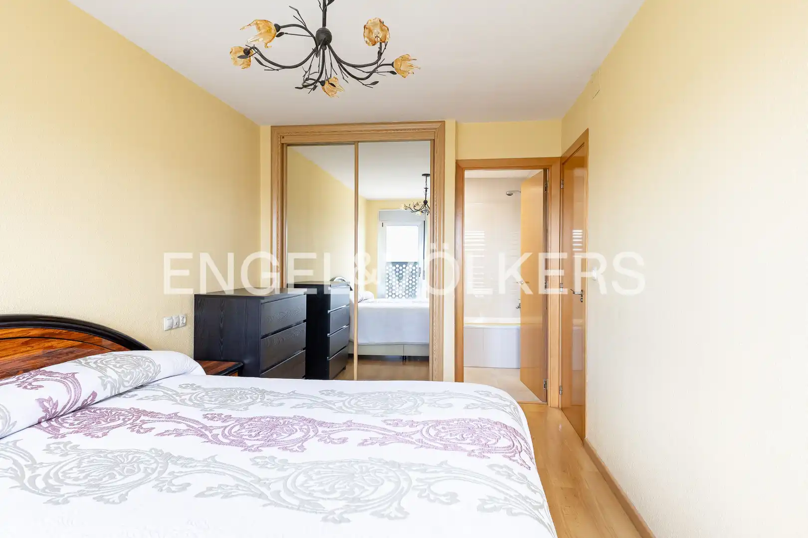 Habitación de Piso en venta en Madrid con Calefacción, Trastero y Piscina