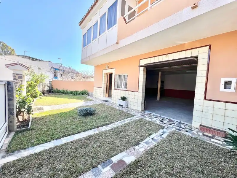Vista exterior de Casa o xalet en venda en Málaga amb Aire condicionat, Terrassa i Moblat