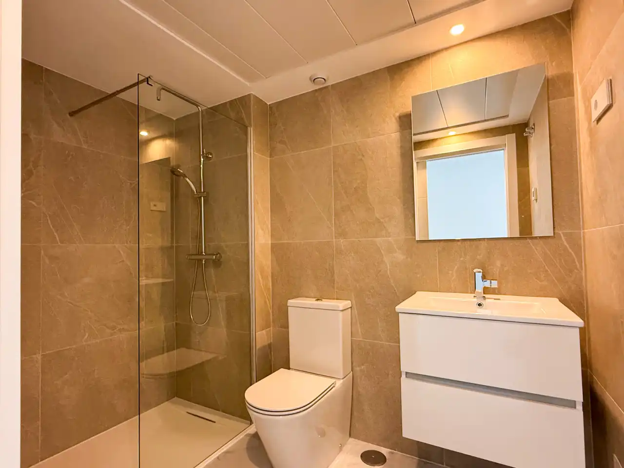 Bathroom of Flat for sale in Torrevieja  with Air Conditioner, Heating and Terrace