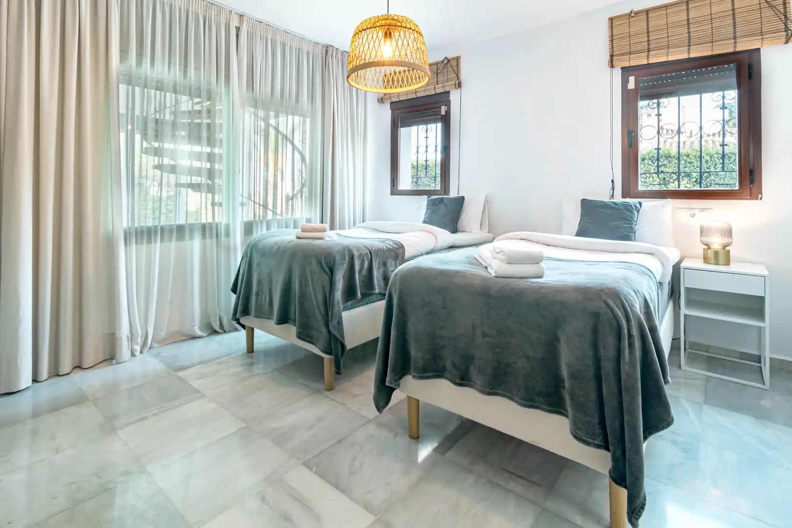 Dormitori de Casa o xalet de lloguer en Marbella amb Aire condicionat, Jardí privat i Parquet