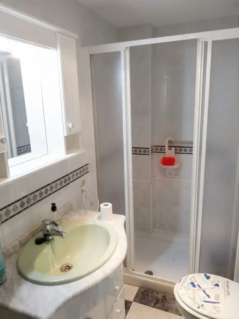 Baño de Piso de alquiler en Granada con Amueblado, Horno y Lavadora