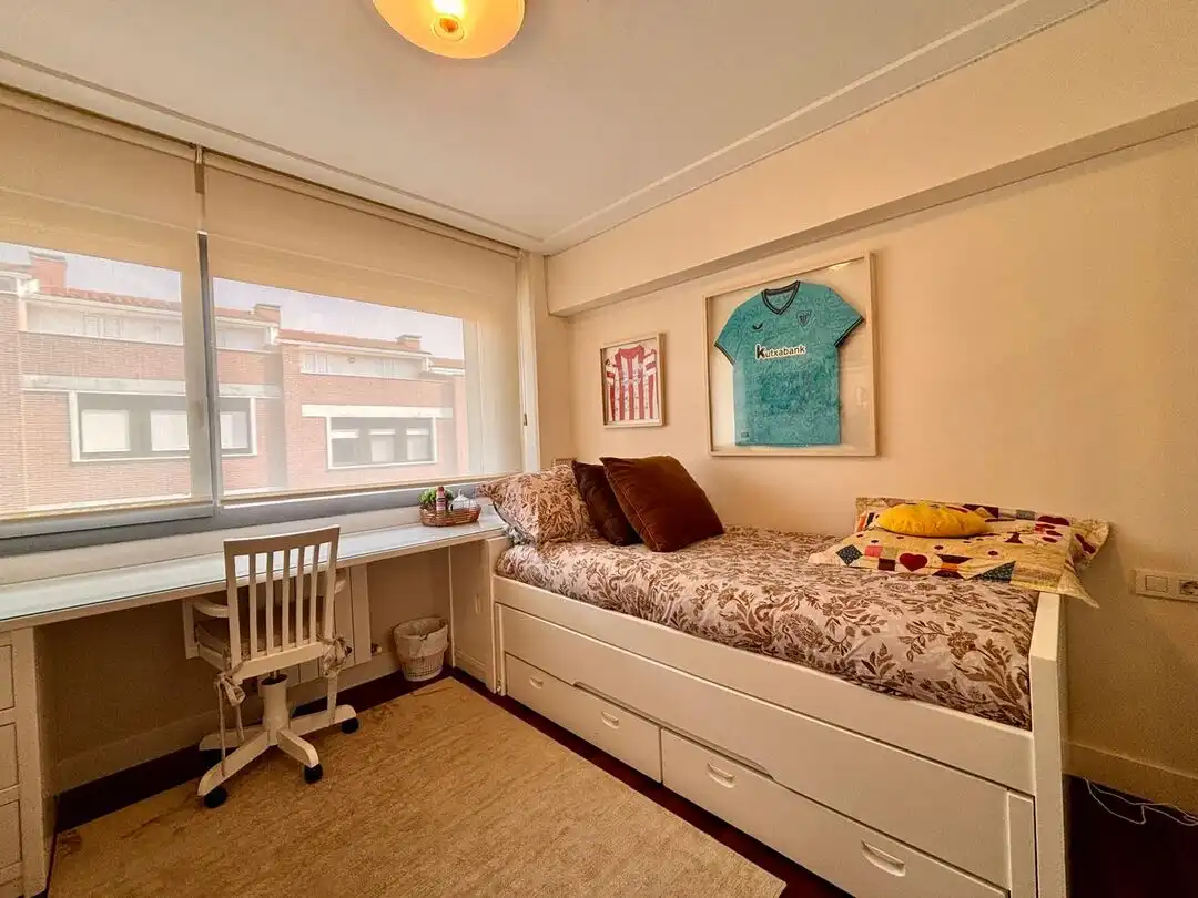 Schlafzimmer von Einfamilien-Reihenhaus zum Verkauf in Sopela mit Heizung, Privatgarten und Terrasse