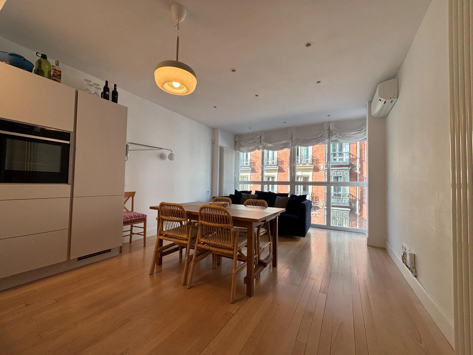 Sala d'estar de Apartament en venda en  Madrid Capital amb Aire condicionat, Terrassa i Moblat