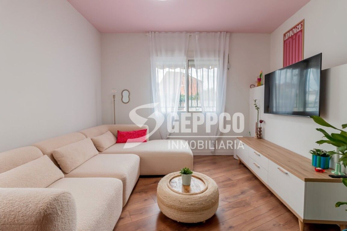 Sala d'estar de Planta baixa en venda en Torres de la Alameda amb Calefacció