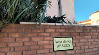 Vista exterior de Casa adosada en venda en Mont-roig del Camp amb Jardí privat, Terrassa i Piscina