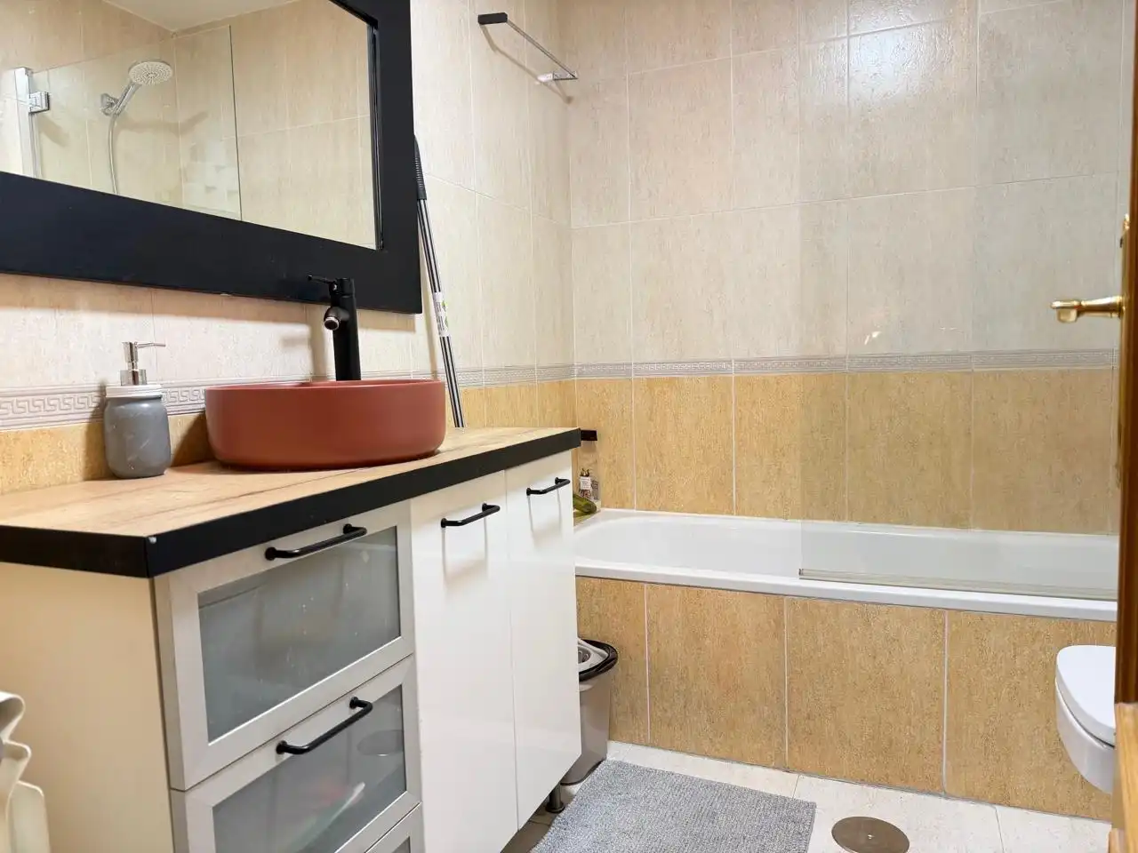 Bany de Pis en venda en Sevilla la Nueva amb Aire condicionat, Calefacció i Traster