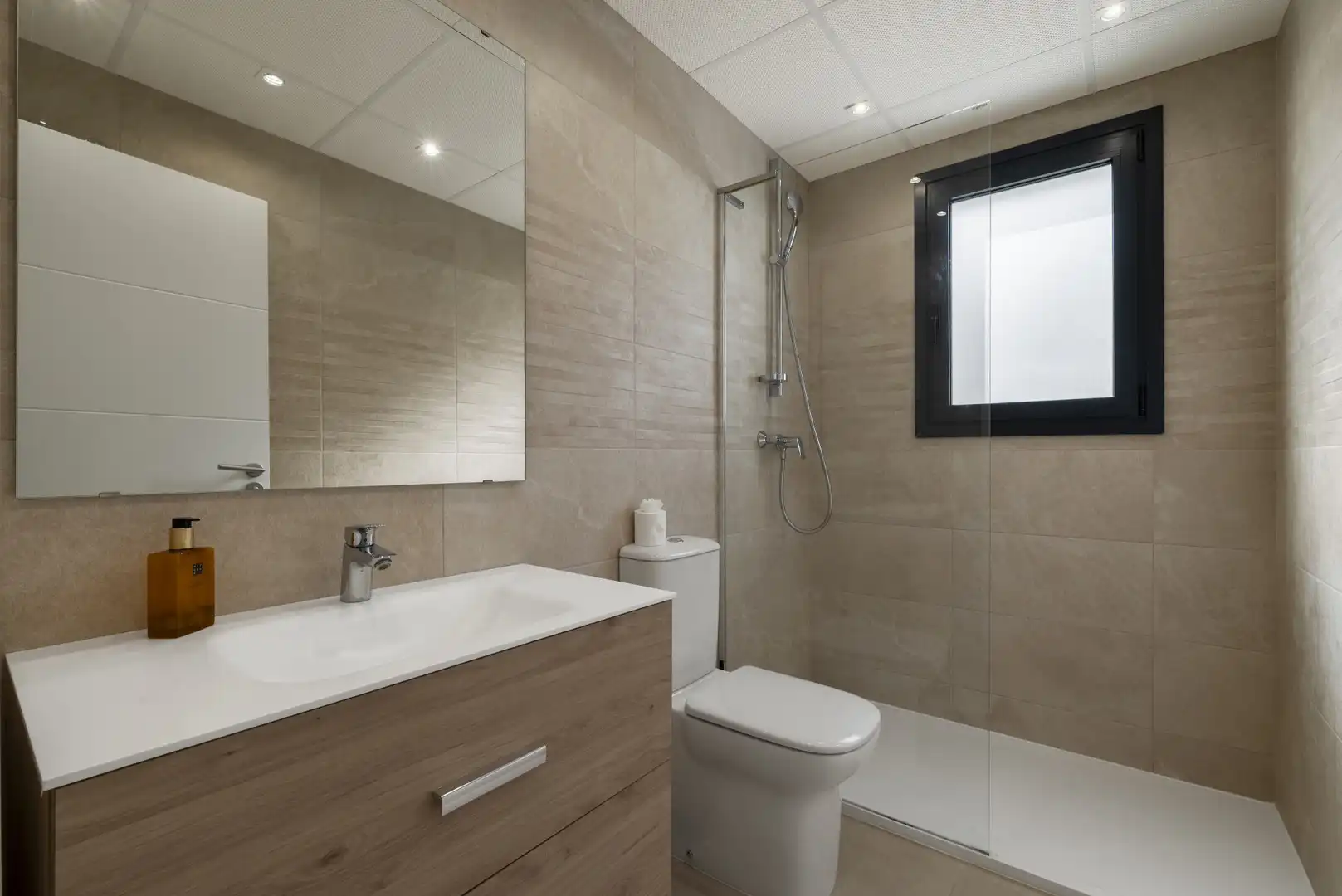 Badezimmer von Dachboden zum Verkauf in Mijas mit Klimaanlage, Terrasse und Schwimmbad