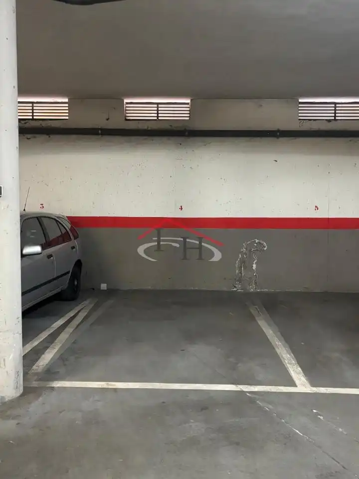 Parking de Dúplex en venta en San Andrés del Rabanedo con Calefacción, Parquet y Trastero