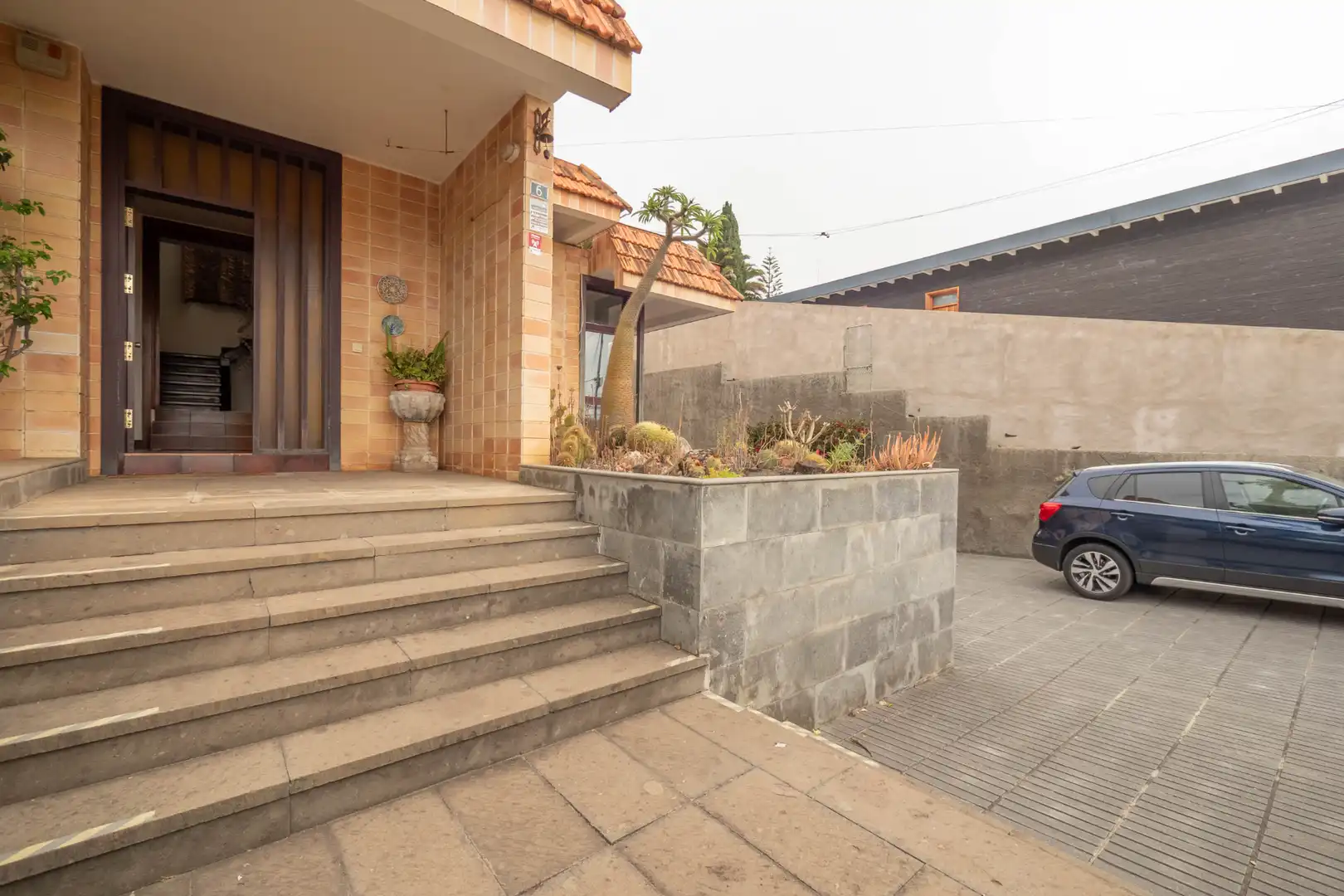 Vista exterior de Casa o xalet en venda en Las Palmas de Gran Canaria amb Aire condicionat, Jardí privat i Parquet
