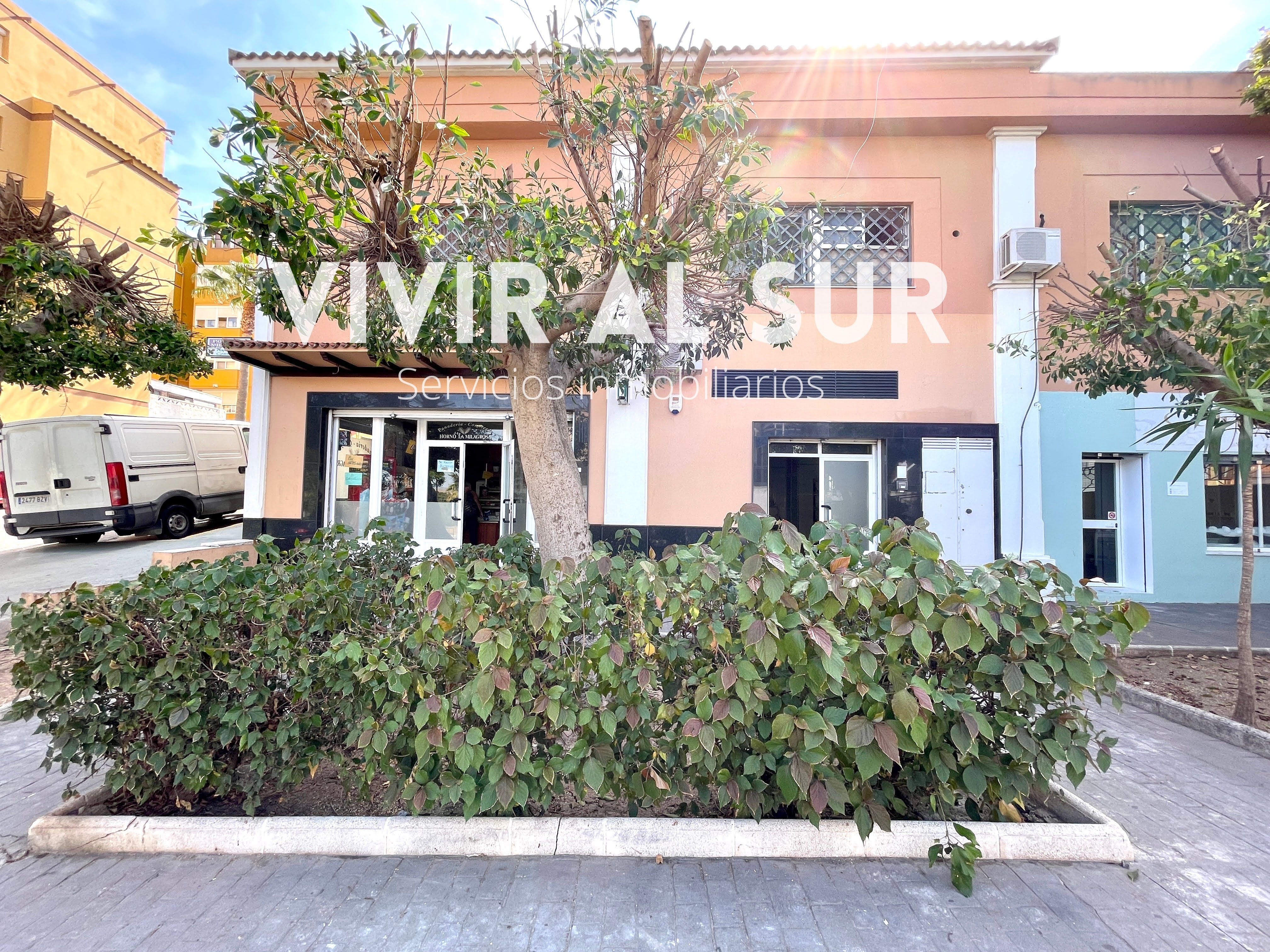 Vista exterior de Local en venda en Algeciras amb Aire condicionat
