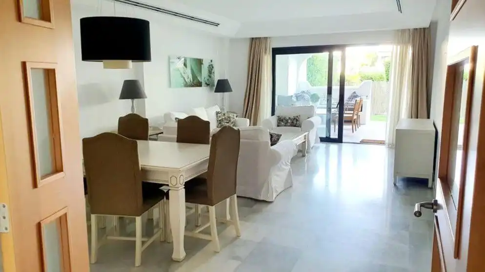 Menjador de Apartament de lloguer en Sotogrande amb Aire condicionat, Calefacció i Terrassa