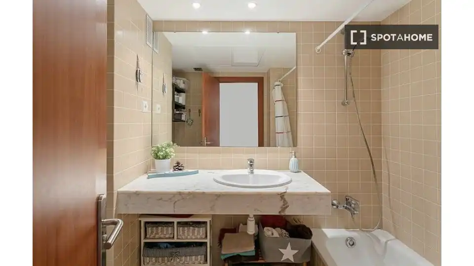 Baño de Piso para compartir en Montgat con Aire acondicionado, Terraza y Amueblado