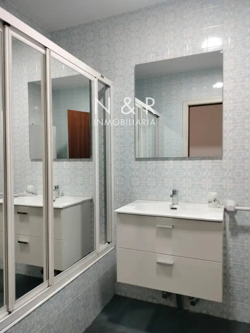 Bathroom of Flat for rent in Santiago de Compostela   with Heating and Furnished