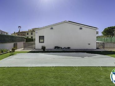Villa con piscina in vendita a Carrer Canigó