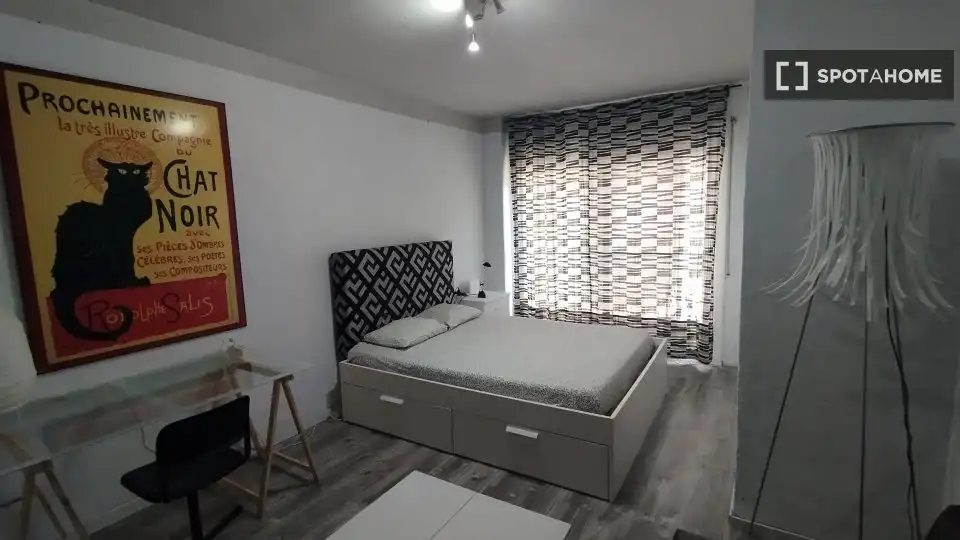 Habitación de Piso de alquiler en L'Hospitalet de Llobregat con Aire acondicionado, Calefacción y Amueblado