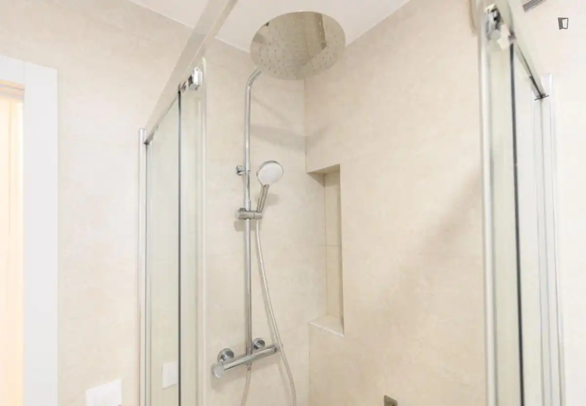Bany de Apartament de lloguer en Madrid amb Aire condicionat, Calefacció i Moblat