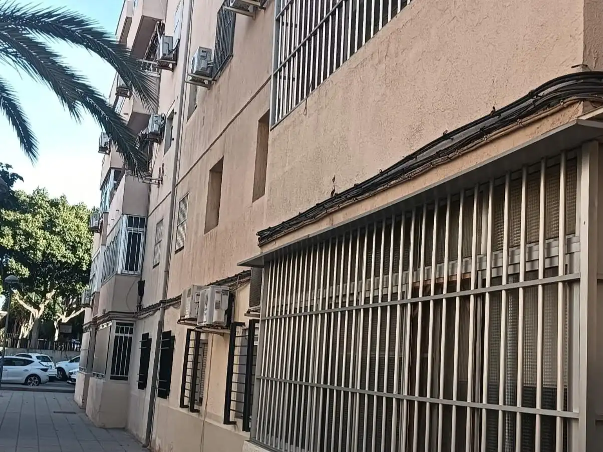 Außenansicht von Wohnung zum Verkauf in Almería mit Terrasse und Balkon