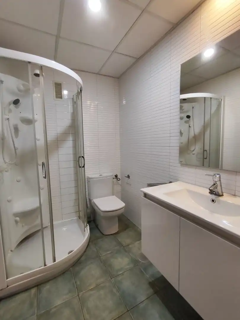 Baño de Piso de alquiler en Huelva con Aire acondicionado, Amueblado y Balcón