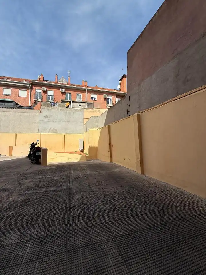Exterior view of Garage for sale in Madrid