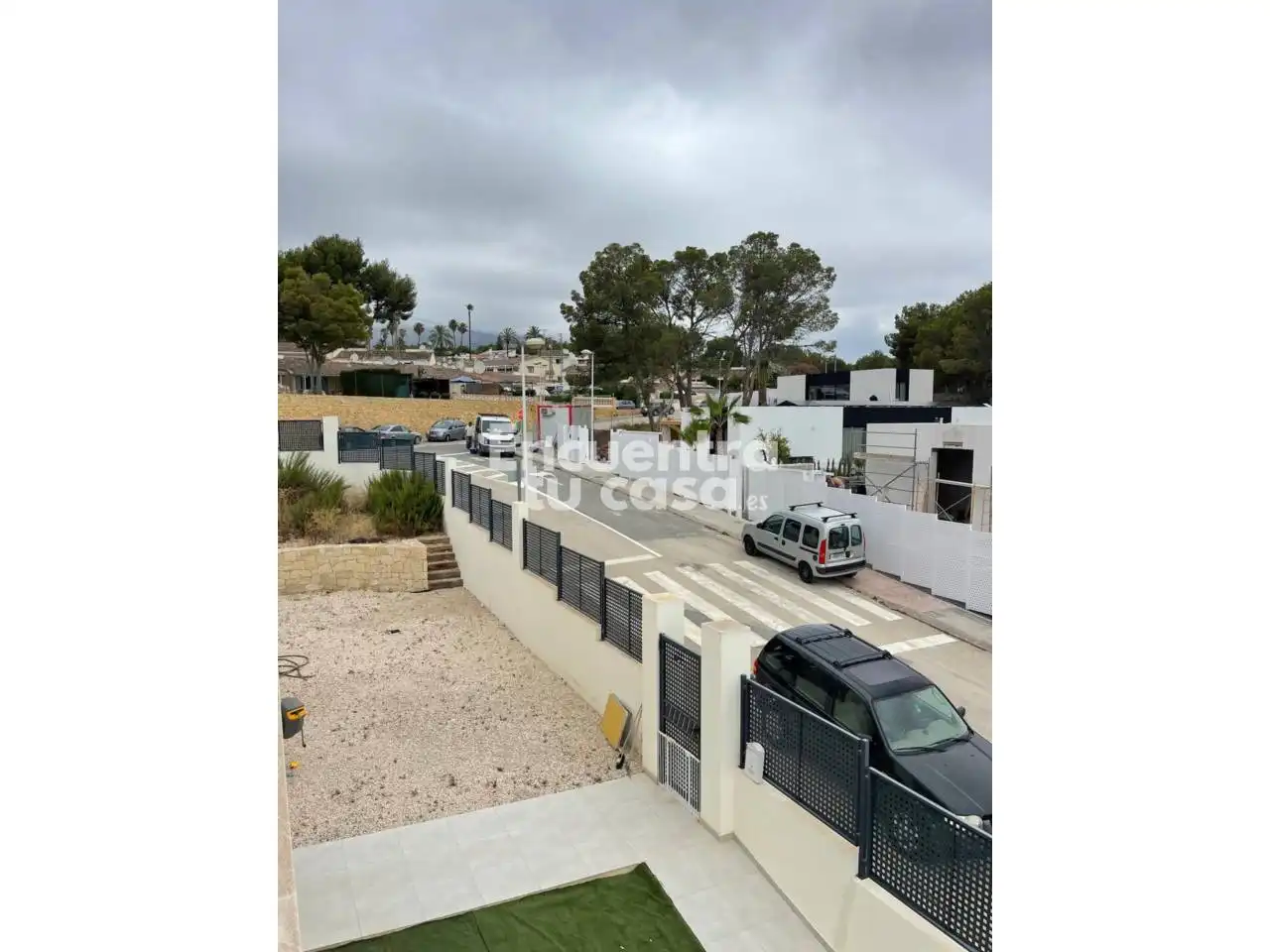 Vista exterior de Casa o xalet en venda en L'Alfàs del Pi amb Aire condicionat, Calefacció i Jardí privat
