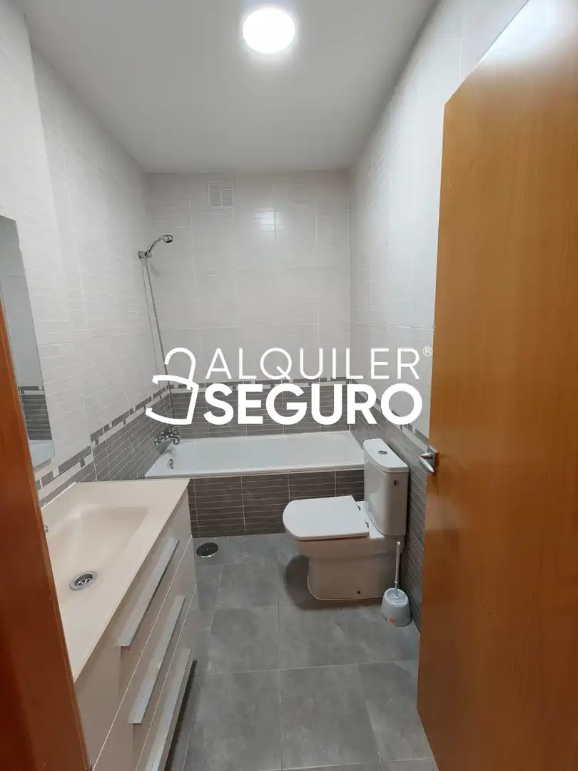 Badezimmer von Wohnung zur Miete in Mocejón mit Heizung