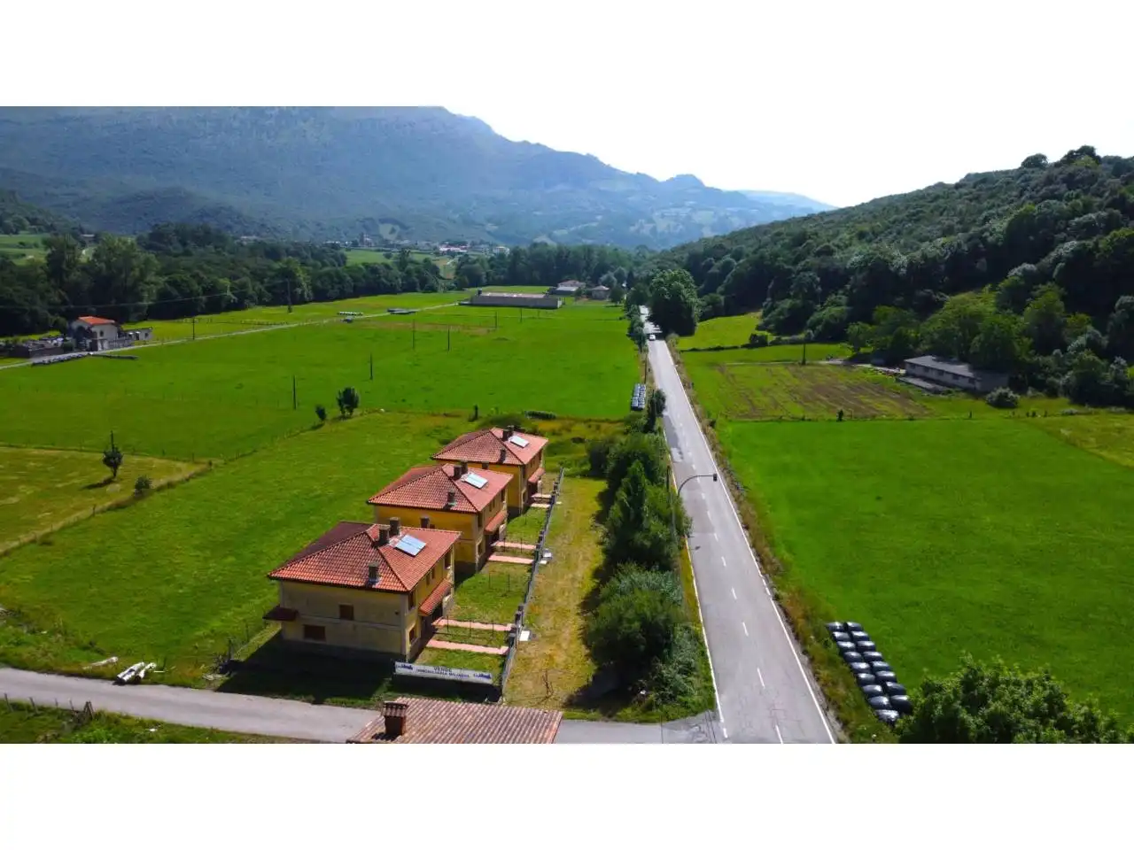 Vista exterior de Casa adosada en venta en Ruesga con Calefacción y Jardín privado