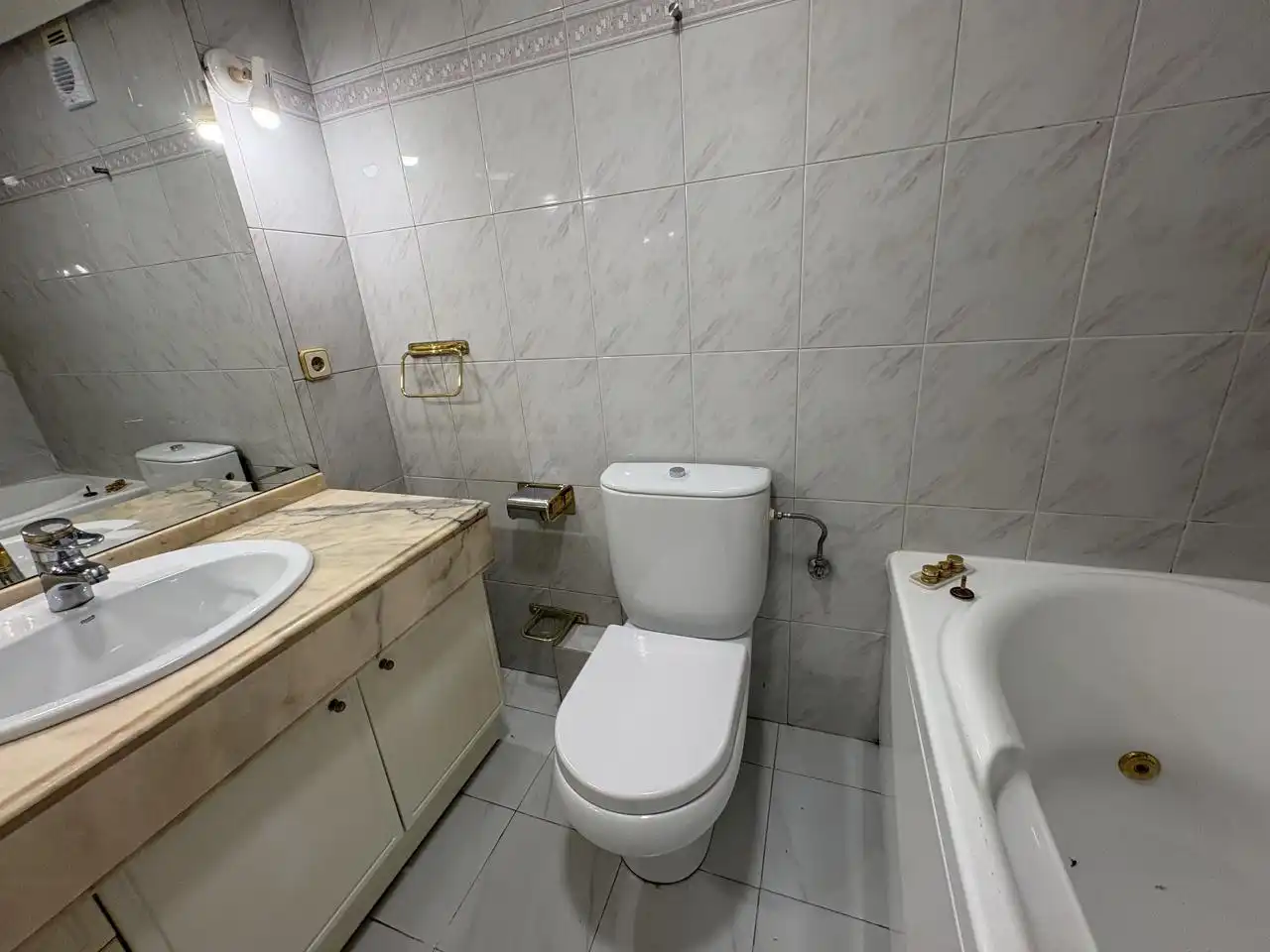 Badezimmer von Maisonette zum Verkauf in Madrid mit Heizung und Parkett