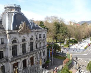Vista exterior de Àtic en venda en Oviedo  amb Terrassa
